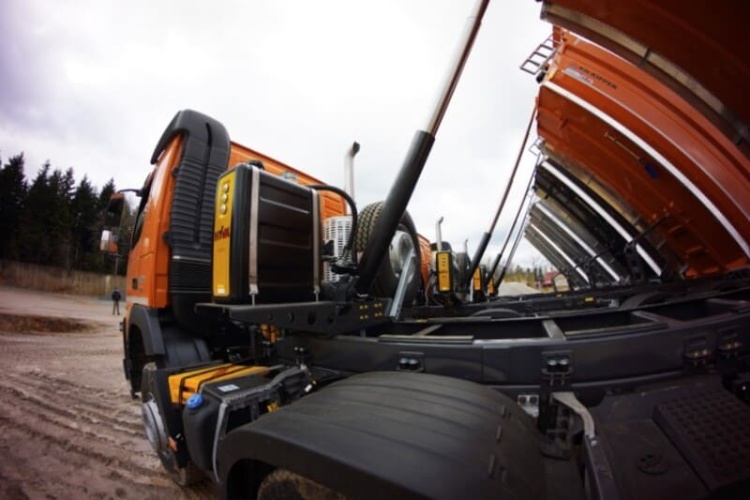 Andar com a tomada de fora ligada: por que voc deve evitar essa prtica?