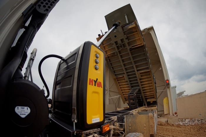 Caminhão em basculamento usa sistema da Hyva para controle total da descida da caçamba.