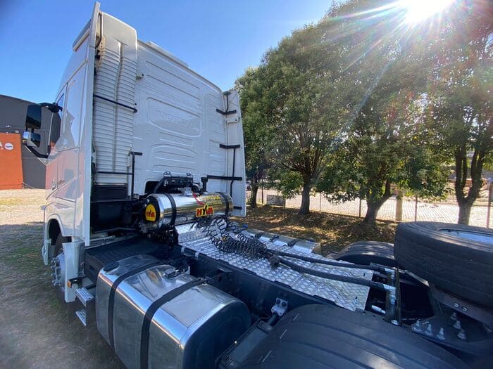 Sistema hidráulico da HVSUL acoplado a um caminhão basculante.